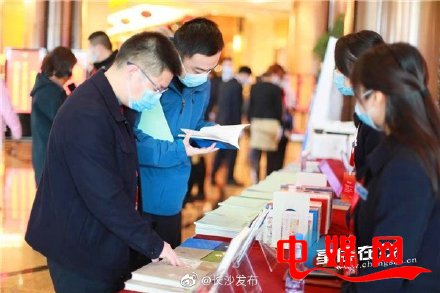 白天认真履职，晚上读书“充电” 长沙图书馆流动图书车首进人大驻地